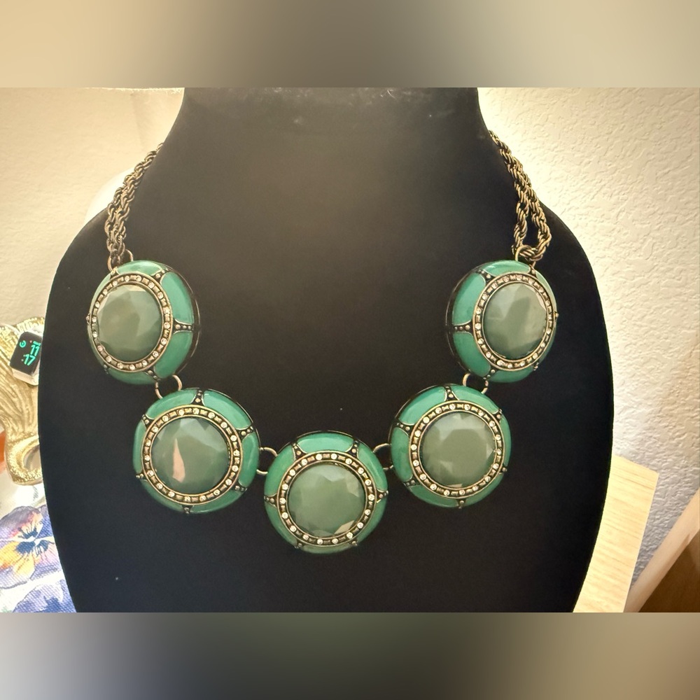 Elegant Green Statement Necklace - Picture 3 of 6